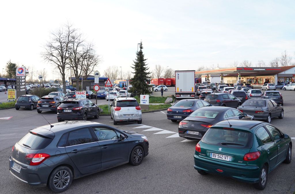 Französische Bürger stehen am Grenzübergang Rheinau/Gambsheim an der Tankstelle in Schlangen, um Zigaretten und Sprit zu kaufen.