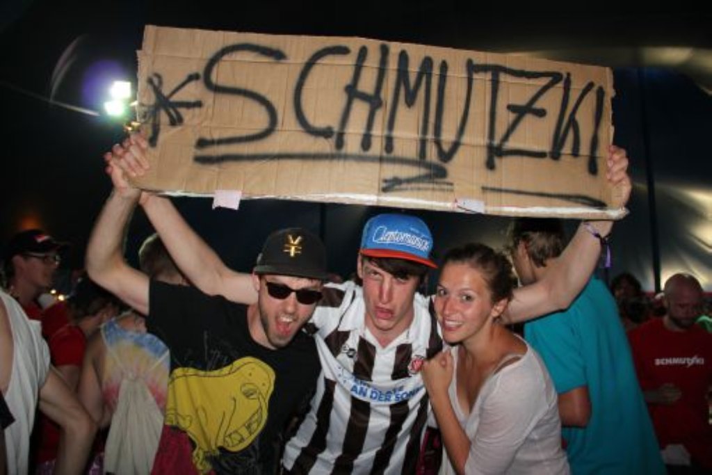 Mit der Band "Schmutzki" startet der zweite Tag beim Southside Festival in Neuhausen ob Eck. Treue Fans füllen die ersten Reihen.