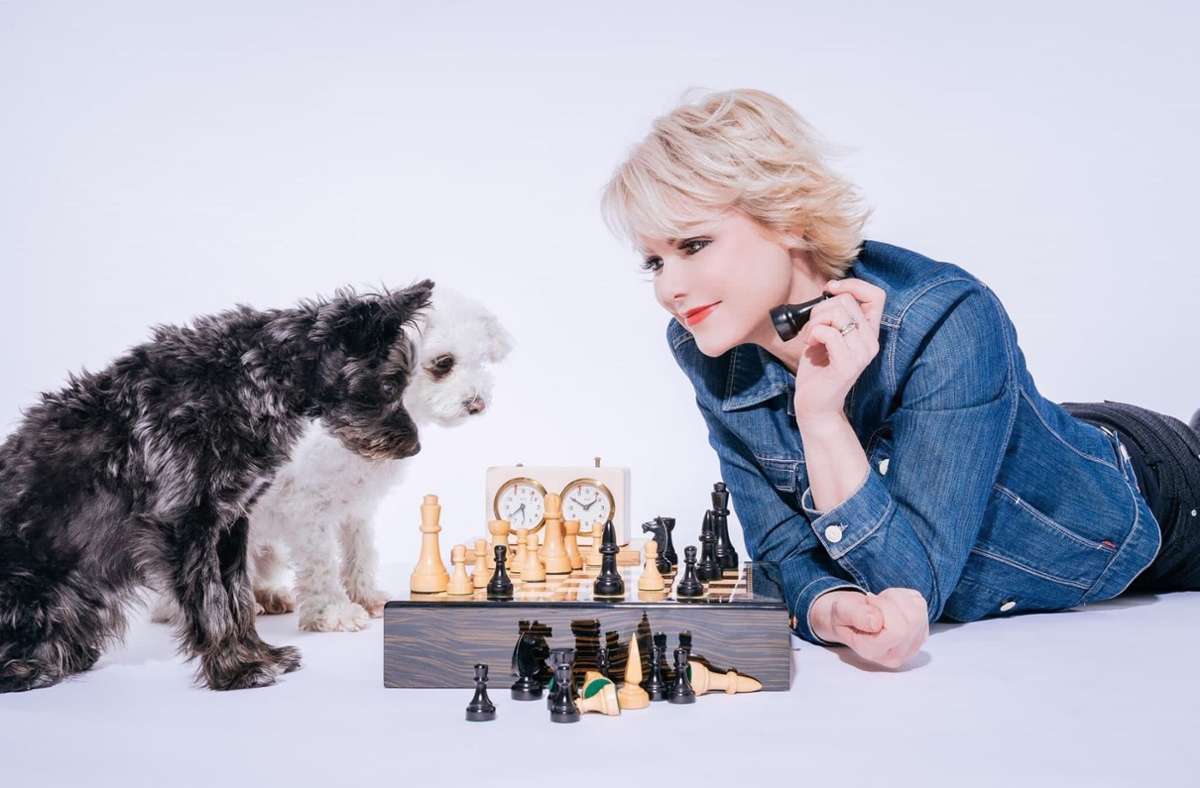 Fini kommt aus einer ungarischen Tötungsstation, Flocke aus Rumänien. Tatjana Geßler traut ihren Hunden offenbar auch ein Schachspiel zu – zumindest im Spaß.