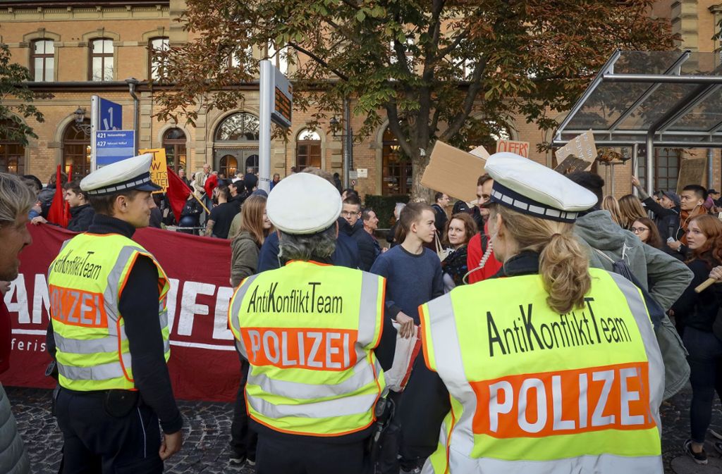 Demonstration der Initiative Ludwigsburg gegen Rechts vor der Musikhalle.