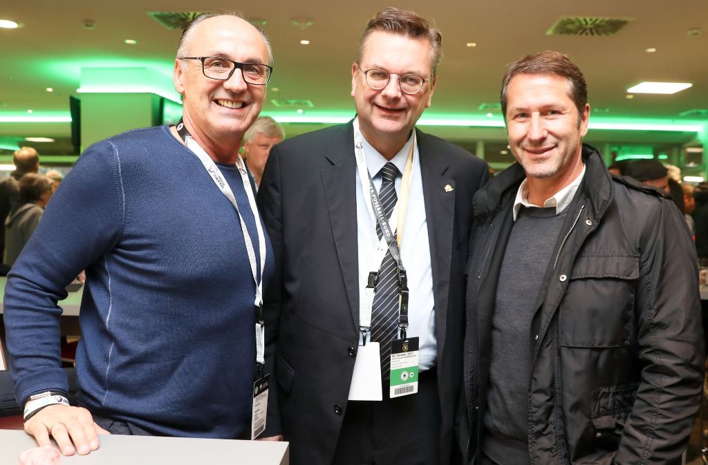 Jürgen Kohler (links), DFB-Präsident Reinhard Grindel (Mitte) und der aktuelle Trainer des österreichischen Bundesligisten SK Sturm Graz, Franco Fonda (rechts), geben ein gutes Bild vor der Kamera ab