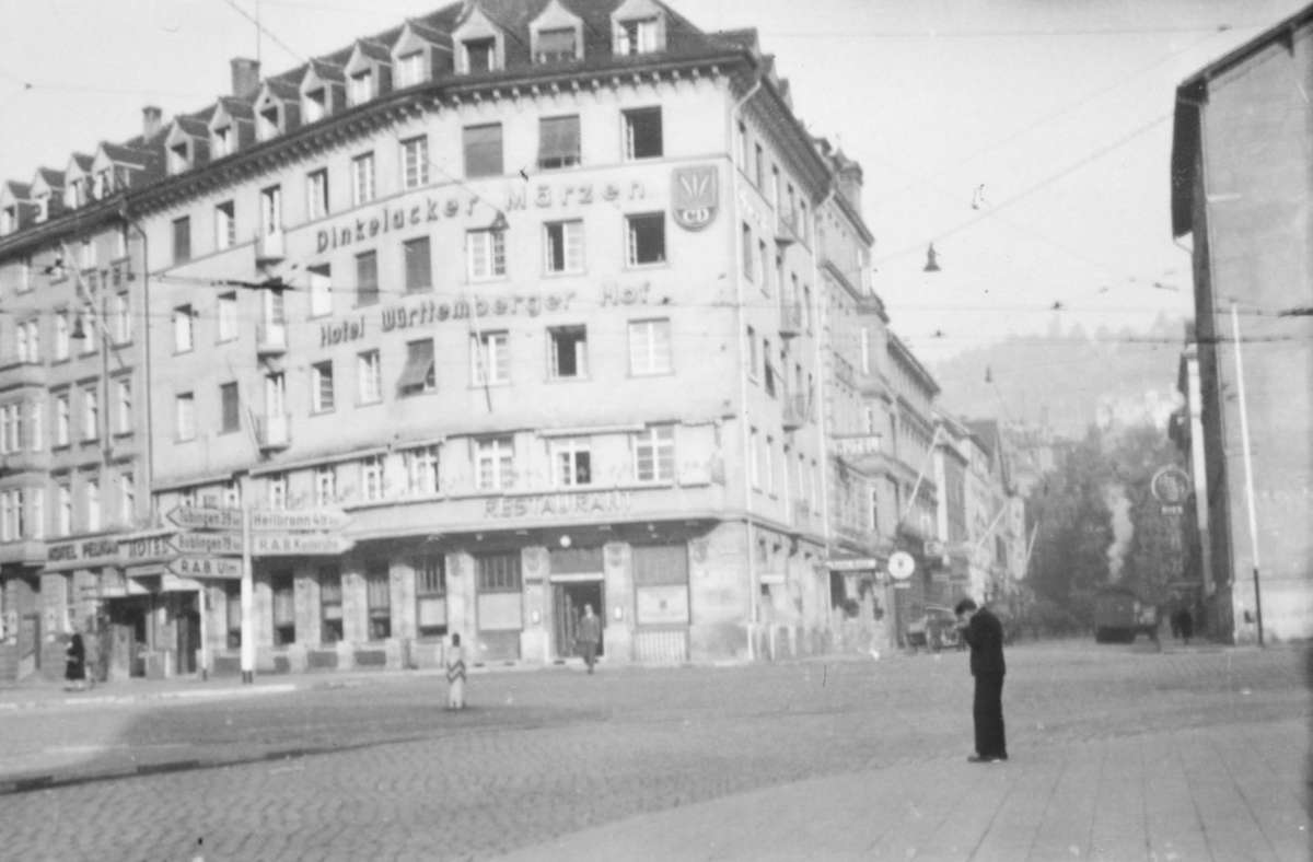 ... sind diese Gebäude, darunter das Hotel „Württemberger Hof“. Der Straßenverlauf in diesem Bereich wurde nach dem Krieg stark verändert, heute verläuft hier die B27 / Friedrichstraße.