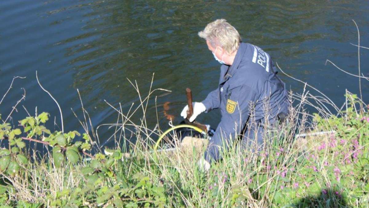  Beamte der Wasserschutzpolizeidirektion haben im Enzkanal im Kreis Ludwigsburg Äxte gefunden. Eventuell wurden damit mehrere Schafe getötet. Das letzte der verschwundenen Tiere ist bei Lauffen am Neckar aufgetaucht. 