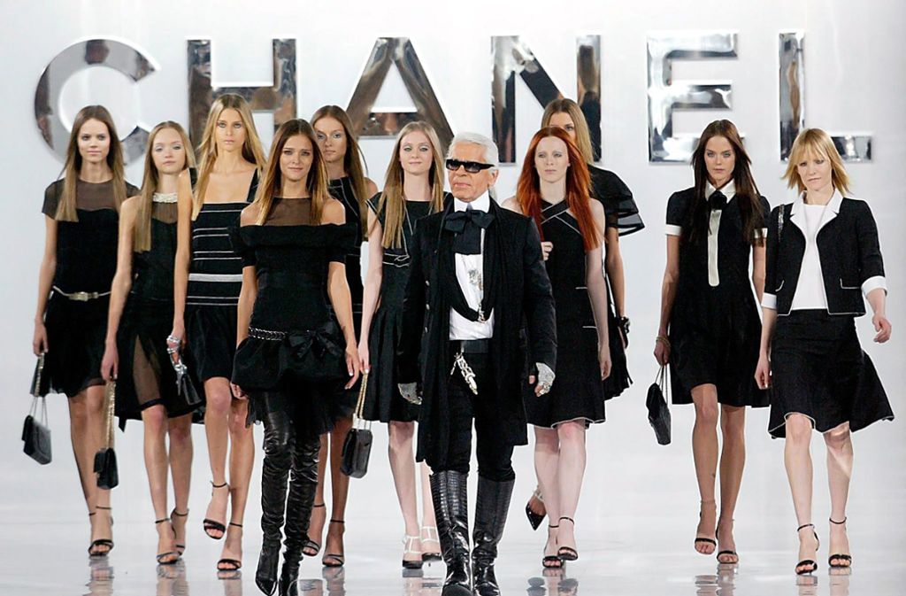 Cool und einfach so Chanel: Lagerfeld mit seinen Mädchen, wie er die Models gerne nannte, beim Abschlussdefilee für die Winterschau 2005/2006. Der Designer fügt sich perfekt in die schwarz-weiße Szenerie.