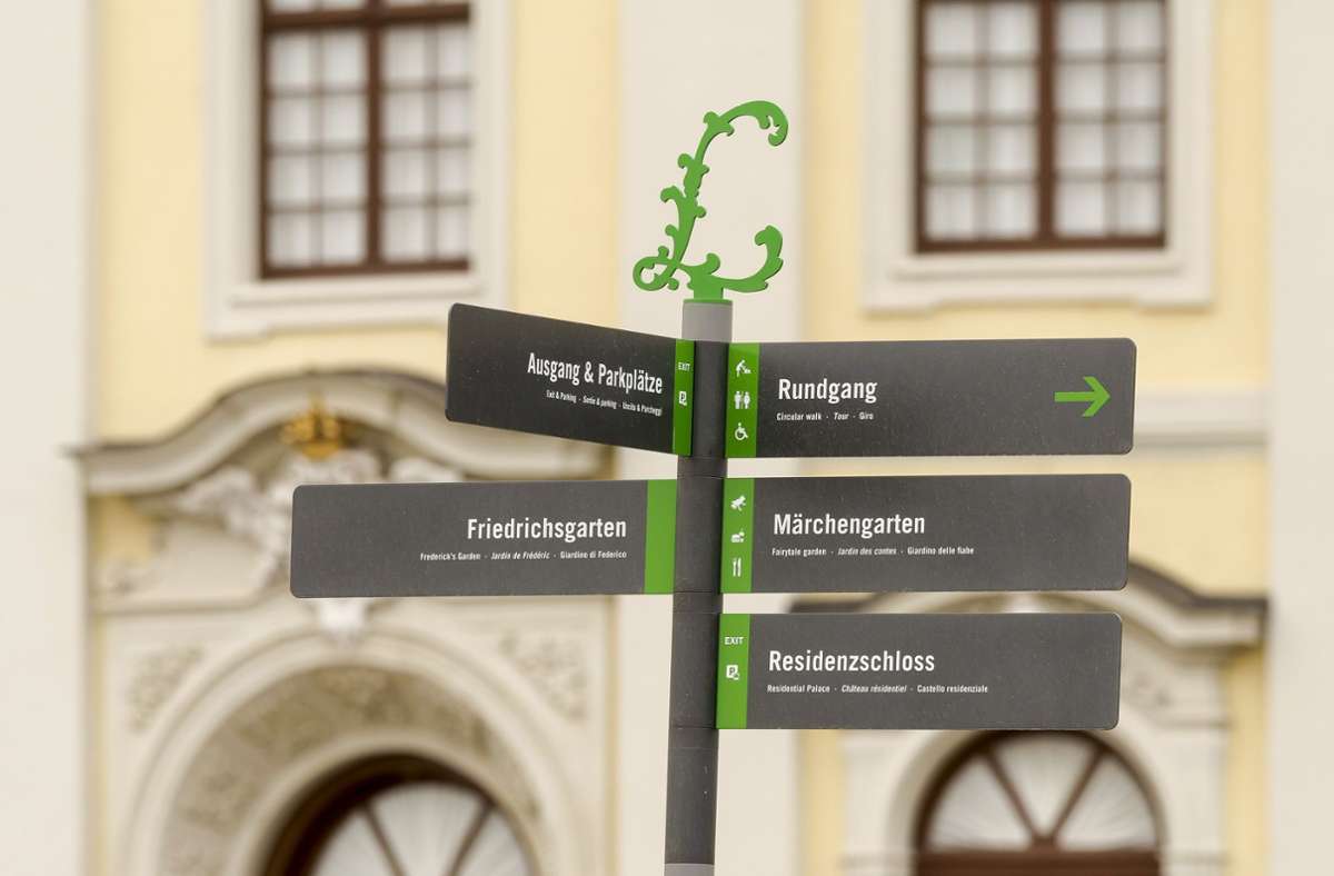 Diese Schilder mit dem Ludwigsburger „L“-Logo weisen den Weg – unter anderem in den Märchengarten, der nicht nur bei Kindern seit Jahrzehnten beliebt ist.
