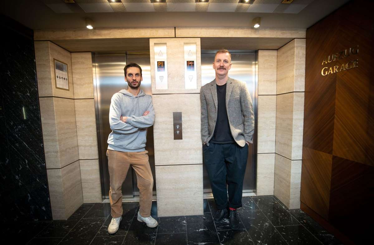Willkommen im ehemaligen Fünf-Sterne-Hotel: Max Benzing (links) und Janusch Munkwitz bringen Leben ins leerstehende Hotel am Schlossgarten.