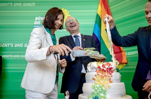 Die Grünen sind glücklich – ihr Projekt hat es geschafft. Zur Feier des Tages schneiden Katrin Göring-Eckardt, Fraktionsvorsitzende der Grünen, und Volker Beck eine Torte an. Foto: dpa