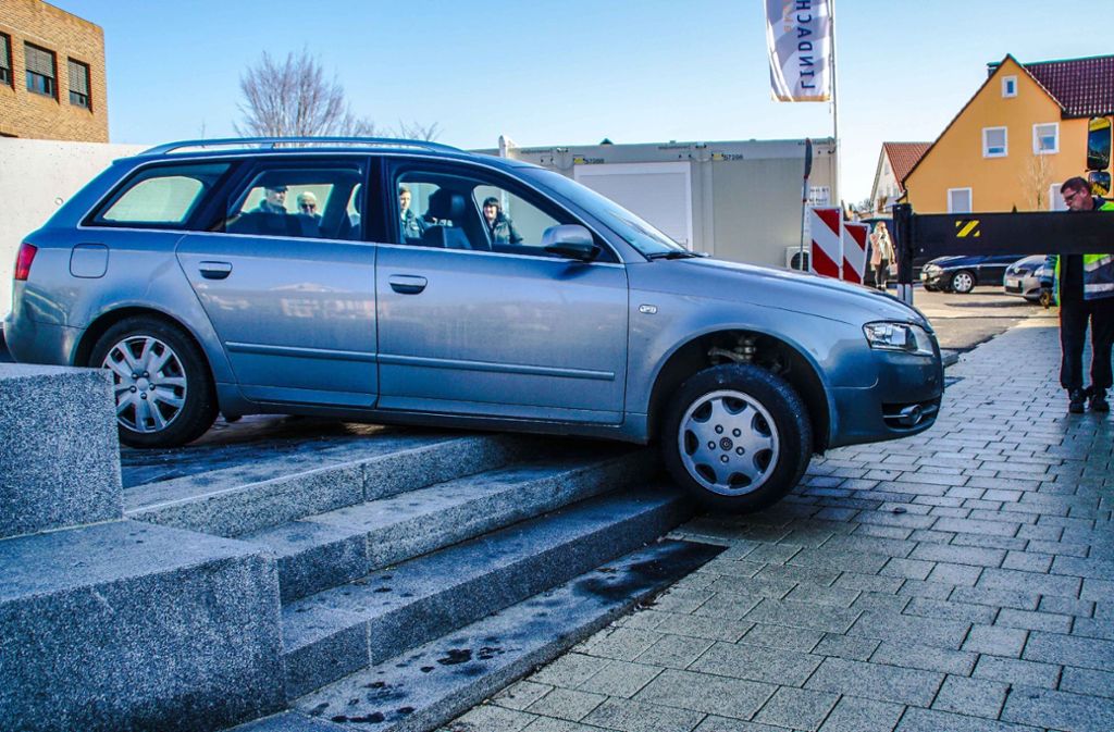 Ein Senior in Rutesheim wollte vergangenen Februar den Rathausvorplatz verlassen und nahm mit seinem Audi die Treppen.