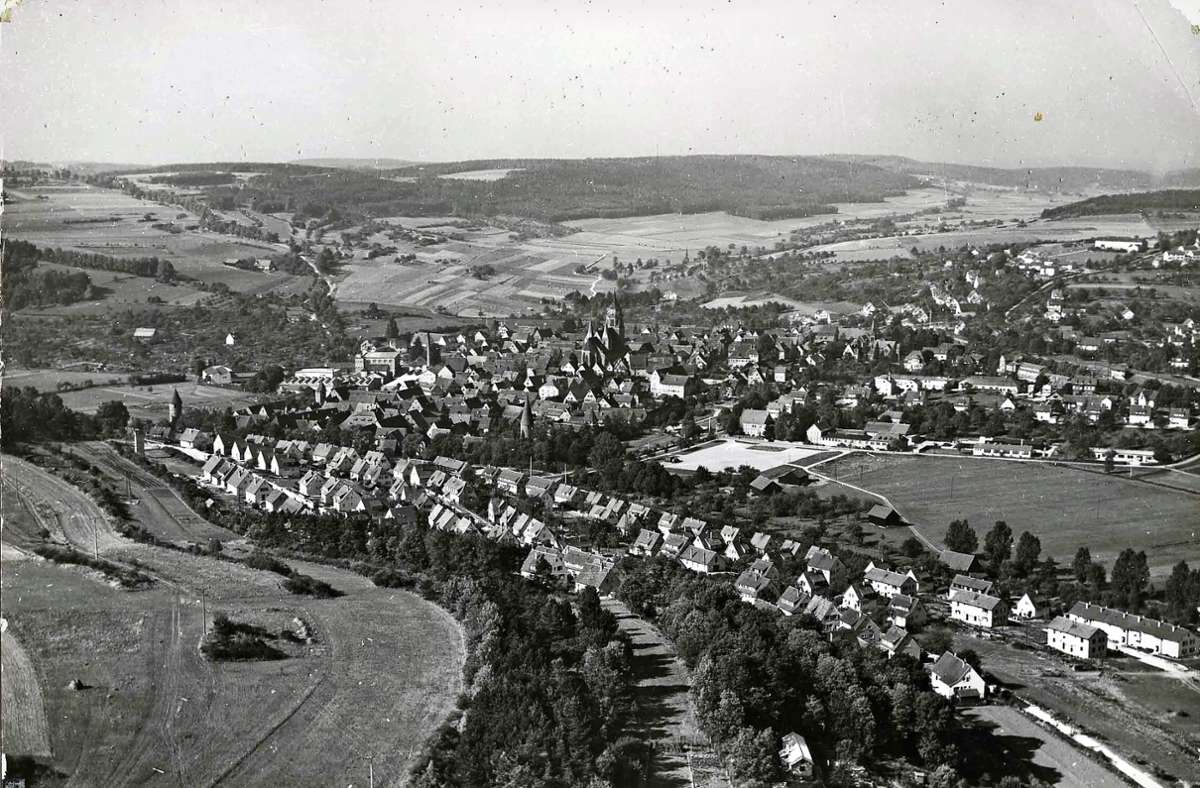 Weil der Stadt 1959, mit Blick aus Nordosten. Wer genau hinschaut, kann das Klösterle und die Brauereigebäude entlang der Paul-Reusch-Straße erkennen.