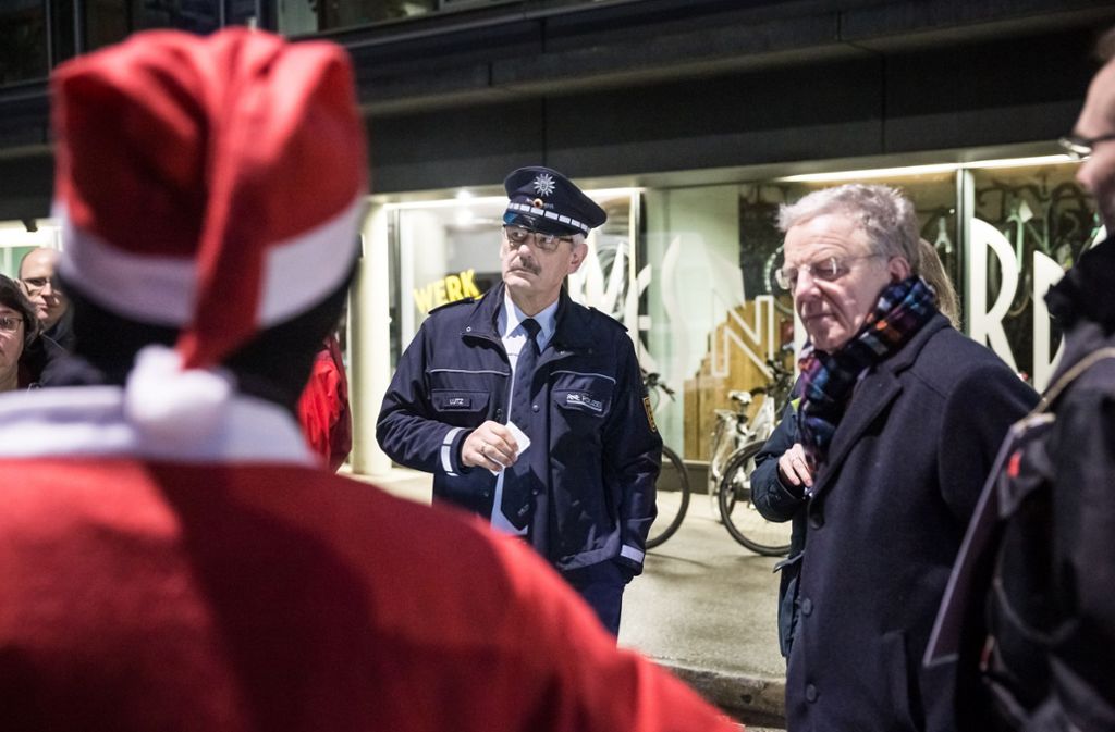 Die Bürgermeister stellen sich gemeinsam mit dem Polizeipräsidenten Franz Lutz der Diskussion mit den Kritikern, die auch einen Nikolaus dabei haben.