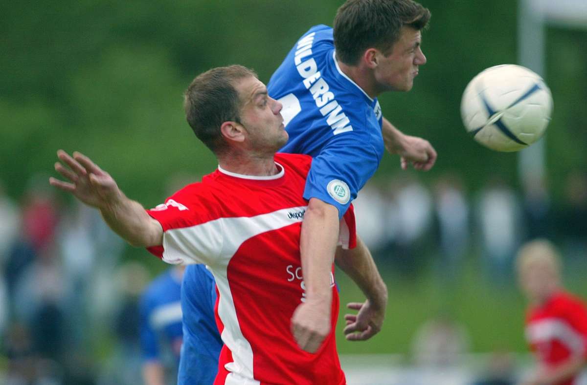 Ulms Vladimir Skowranek (li.) gegen Marco Wildersinn im Finale 2006. Wildersinn war zuletzt Trainer bei den Würzburger Kickers.