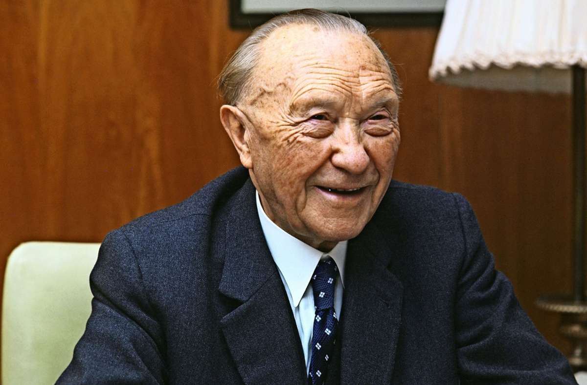 Konrad Adenauer (CDU) war erster Bundeskanzler der Republik und hielt das Amt von 1949 bis 1963 inne.