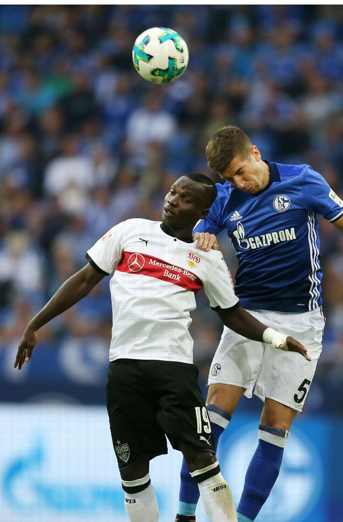 Matija Nastasic von Schalke und Chadrac Akaol (l.) von Stuttgart kämpfen um den Ball.