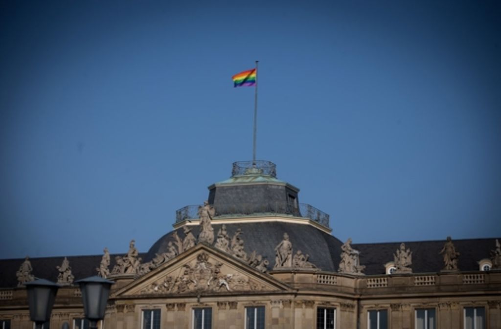 Die Regenbogenfahne auf dem Stuttgarter Neuen Schloss hat die Gemüter bereits beim CSD im Juli 2013 erhitzt. Jetzt wird um den Bildungsplan gestritten. Foto: Achim Zweygarth
