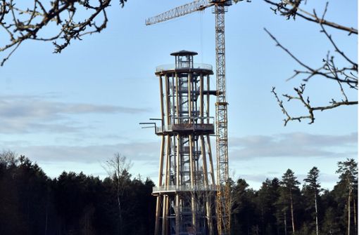 Der Himmelsglück-Turm während des Baus. Kurz vor Ostern soll er eröffnet werden. Foto: Stefan Jehle