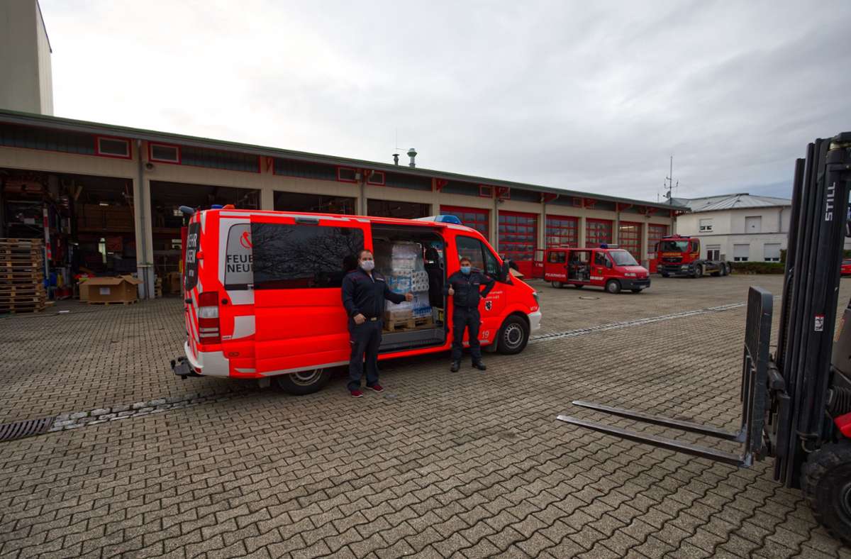 Ruckzuck haben die Neuhausener Feuerwehrleute viele Spenden für die Opfer des verheerenden Erdbebens in Kroatien gesammelt.