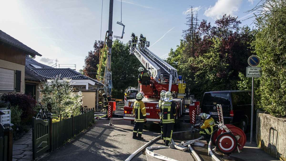 Grafenau bei Böblingen: Dachstuhlbrand ruft Feuerwehr auf den Plan