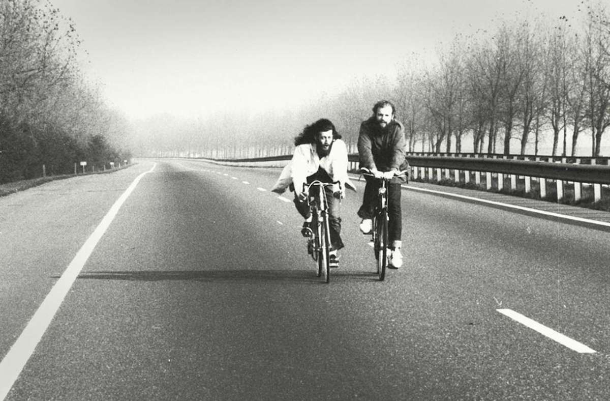 Zwei Radfahrer am autofreien Sonntag von 1983 auf der Autobahn.