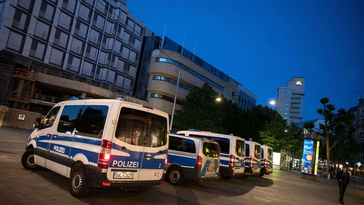  Die Ermittlungen nach den Krawallen in der Stuttgarter Innenstadt laufen weiter auf Hochtouren. Wie Innenminister Thomas Strobl am Dienstag bekannt gibt, sitzen mittlerweile 13 Verdächtige im Gefängnis. 