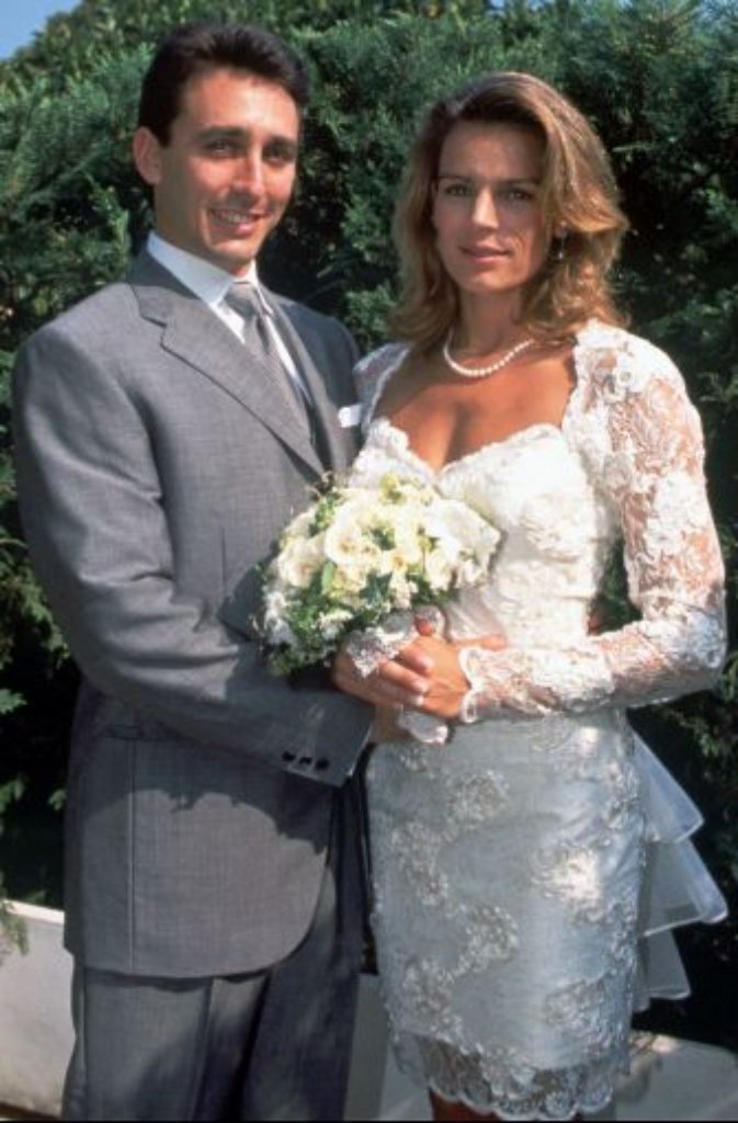Gegen den Willen ihres Vaters heiratet Stéphanie 1995 den Leibwächter Daniel Ducruet und muss nur kurze Zeit später aus den Medien erfahren, dass ihr Mann sie mit einer Stripperin betrügt.