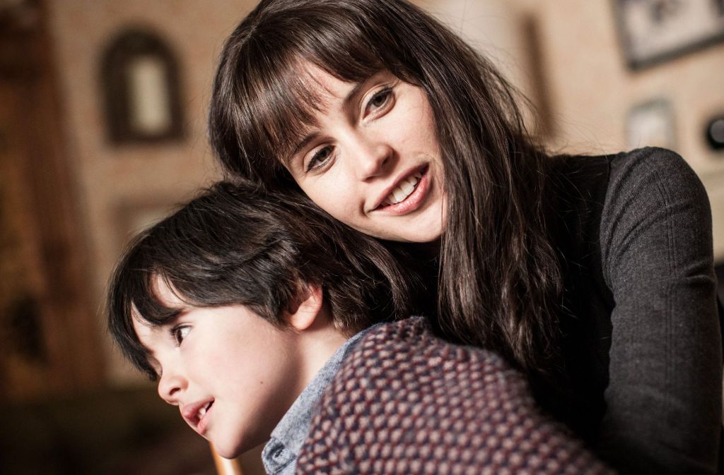 Eine Rückblende zeigt den jüngeren Conor (Max Golds) und seine Mutter (Felicity Jones).