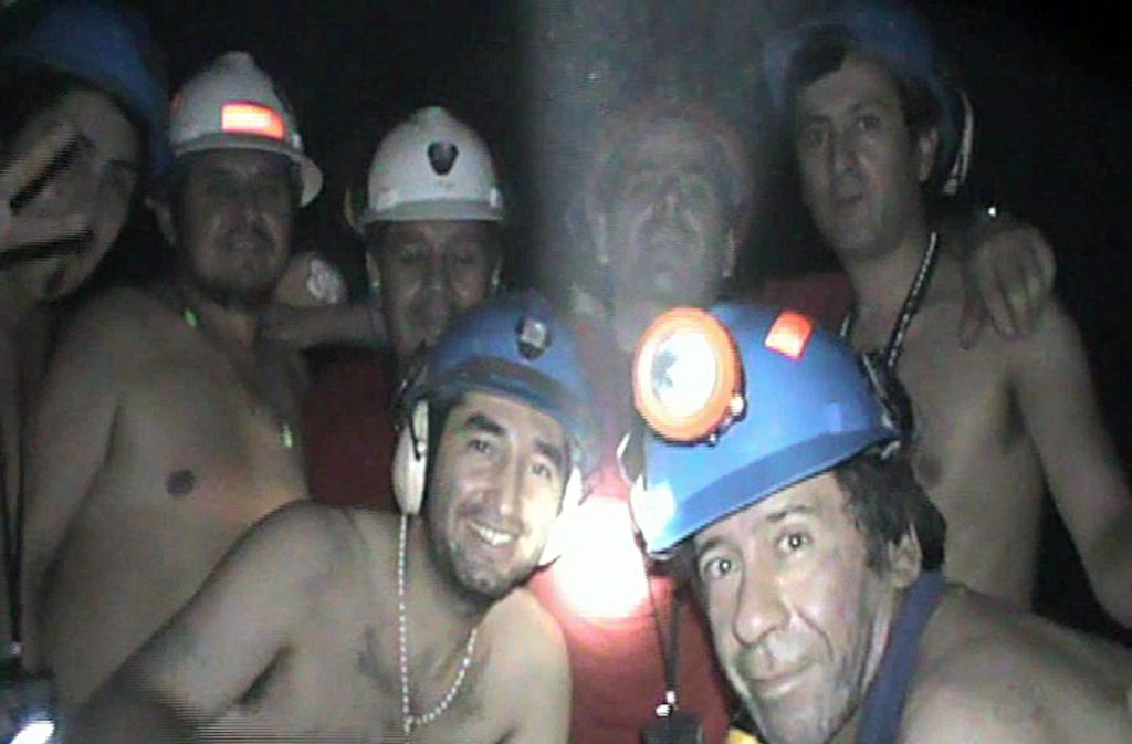 Im August 2010 werden in einer Mine in Chiles Atacama-Wüste rund 800 Kilometer nördlich der Hauptstadt Santiago 33 Bergleute in etwa 700 Metern Tiefe verschüttet. Die Kumpel können sich in einen Schutzraum retten.