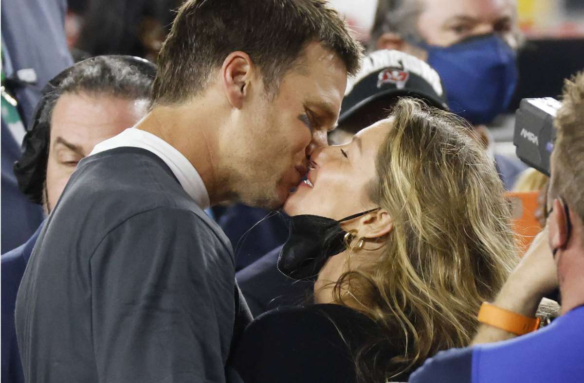 Tom Brady küsst nach dem Erfolg im Super Bowl Ehefrau Gisele Bündchen. Foto: imago images/UPI Photo/JOHN ANGELILLO