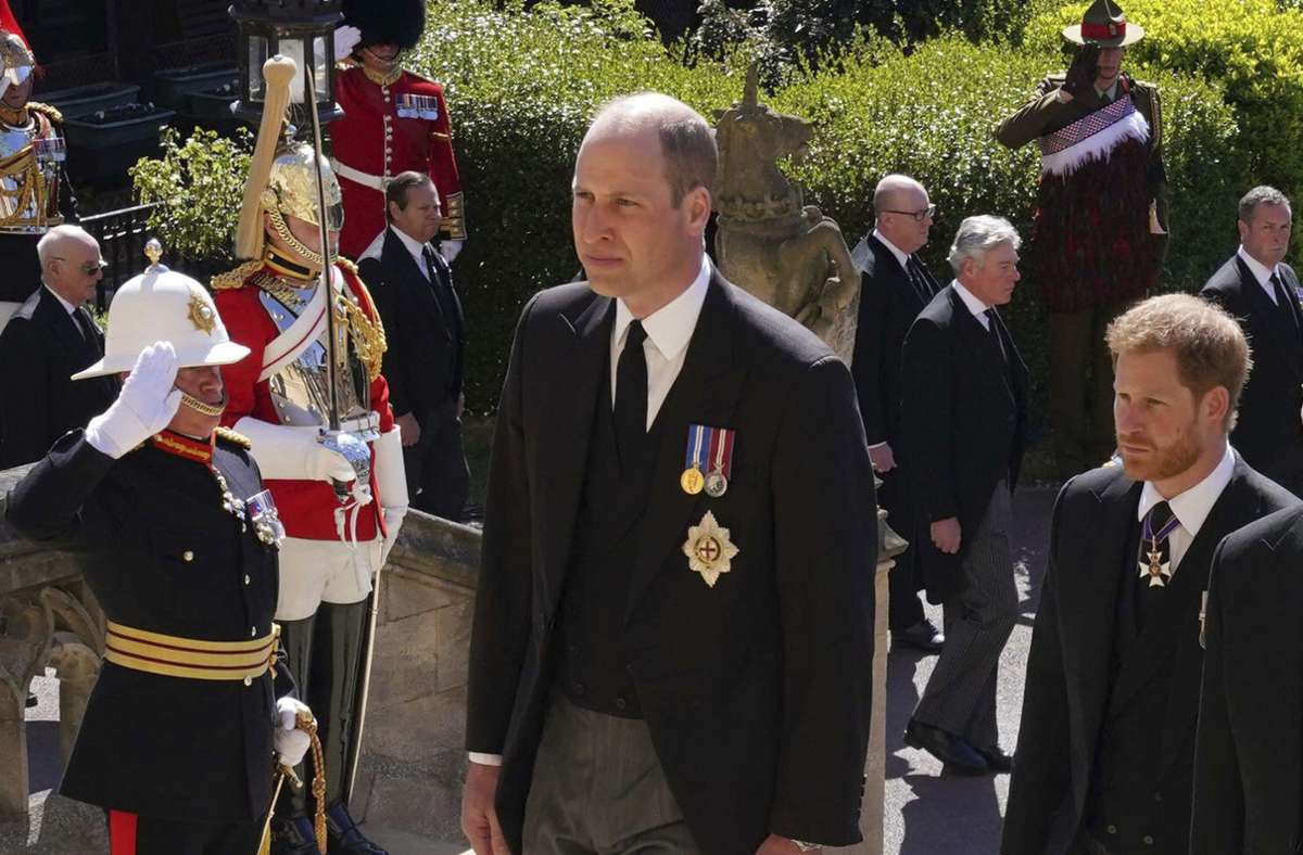 Prinz William (links) und sein Brunder Prinz Harry folgen während eines Trauermarsches dem Sarg ihres Großvaters.