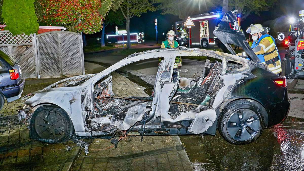 Bietigheim-Bissingen: Tesla brennt aus – Feuerwehr verhindert Schlimmeres