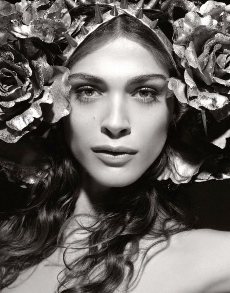 Die sinnliche Elisa Sednaoui, Schauspielerin und Model aus Italien, beeindruckt mit ihrem Kopfputz als Flora.