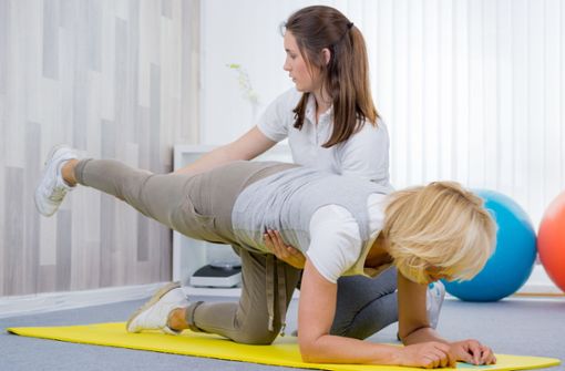 Bei vielen Formen des Rückenschmerz helfen schmerzlindernde Medikamente, sowie Physio- und Bewegungstherapien. Foto: Racle Fotodesign, Adobe Stock/Picture-Factory