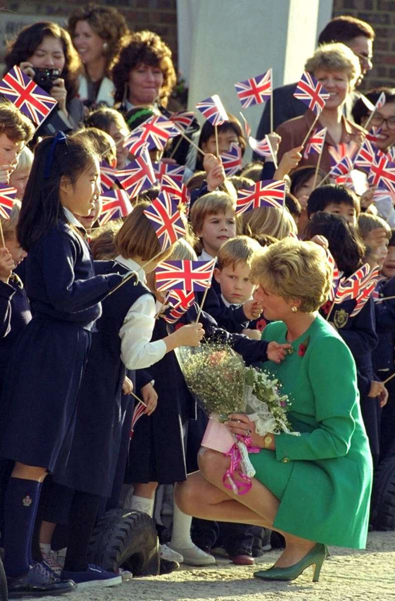 In ihrem Leben hat Lady Diana viele Hände geschüttelt. Doch als sie 1987 in einer Aids-Spezialambulanz mehreren Erkrankten die Hand gab, war das ein wichtiges Zeichen für die „Aids-Community“. Viele falsche Gerüchte rankten sich damals um die Krankheit: Menschen, die sich infizierten, hatten das in den Augen vieler selbst verschuldet. Daneben setzte sich Diana als Schirmherrin der Lepra-Mission auch gegen die Stigmatisierung von Lepra-Erkrankten ein.
