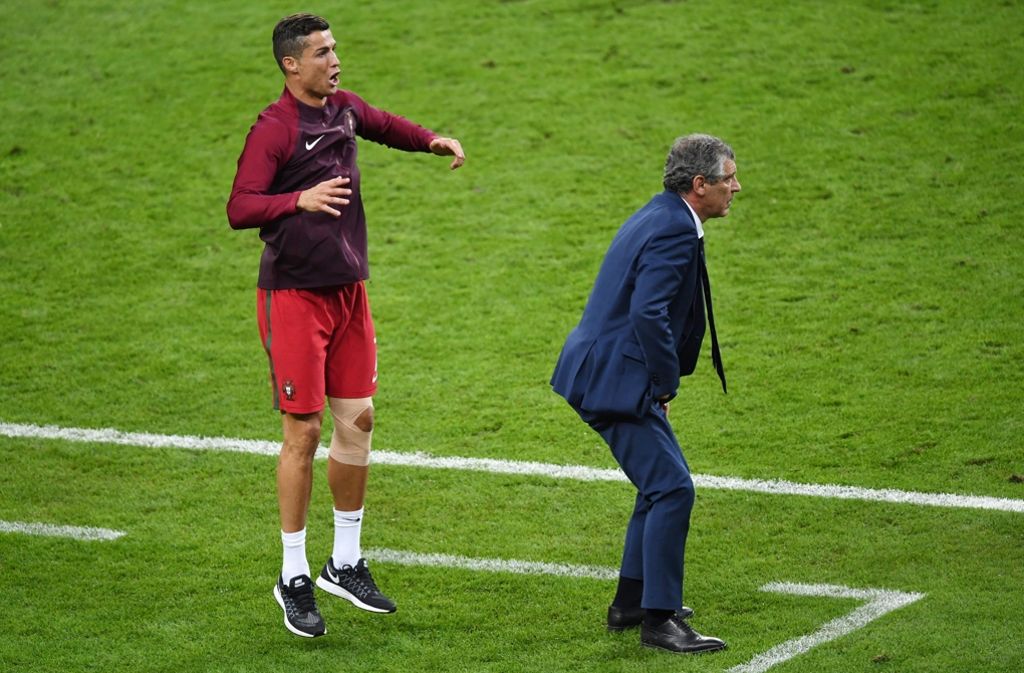 Trainer Fernanco Santos (r.) musste sich die Coaching Zone mit Ronaldo teilen.