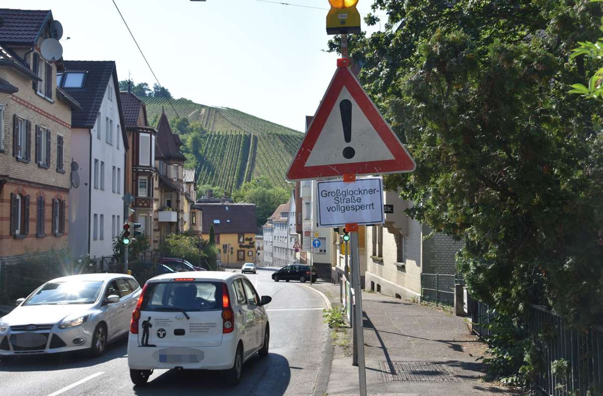 Unterhalb der Katholischen Kirche warnt ein Schild, dass die Großglocknerstraßevoll gesperrt ist.