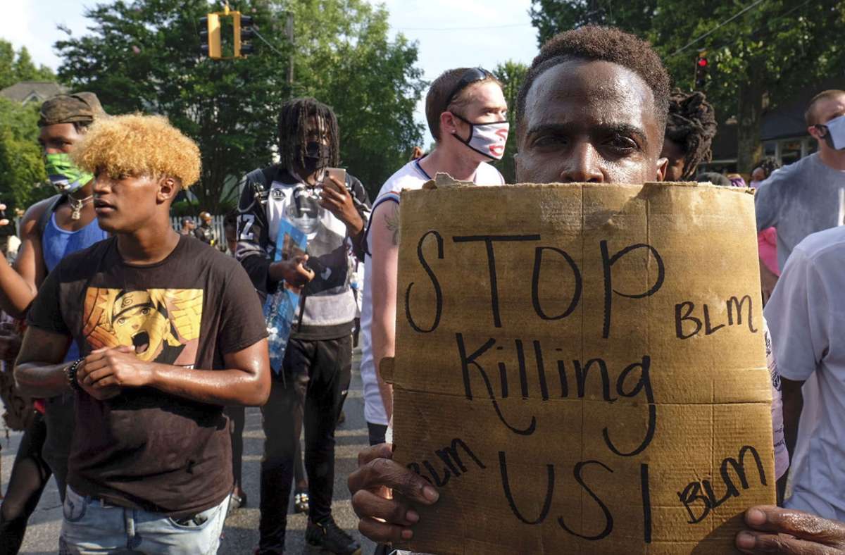 In Atlanta demonstrieren Menschen im Juni 2020 gegen Rassismus und Polizeigewalt. Weltweit finden die Demonstrationen der „Black-Lives-Matters“-Bewegung statt. Trump hat den Tod von George Floyd verurteilt. Die Trump-Regierung schließt es aus, das Budget der Polizei zu reduzieren – wie es einige Demokraten vorgeschlagen hatten.