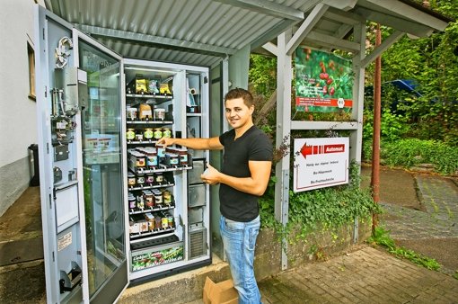 Patrick Latzko befüllt den Automaten an der Dorfstraße in Eckwälden. Foto: Horst Rudel