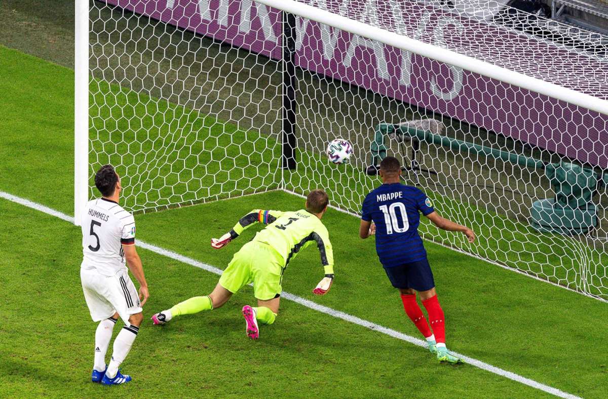Auch Deutschland bleibt nicht vom Pech verschont: Ein Klärungsversuch von Mats Hummels landet im Auftaktspiel gegen Frankreich im eigenen Netz.
