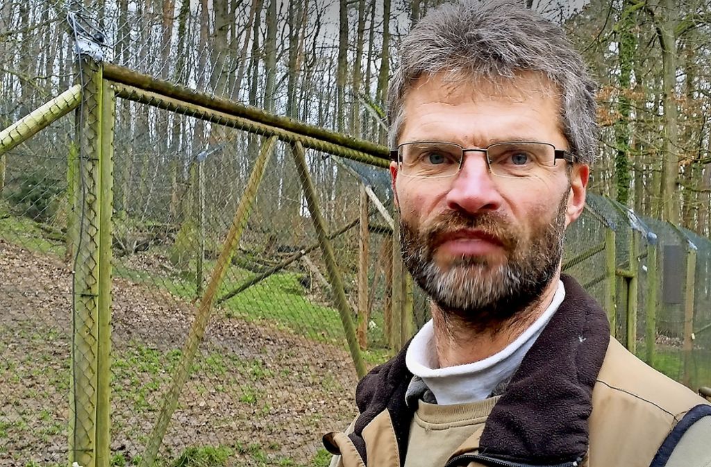 Der Tierpfleger Roland Werner vor dem Wolfsgehege in Tripsdrill