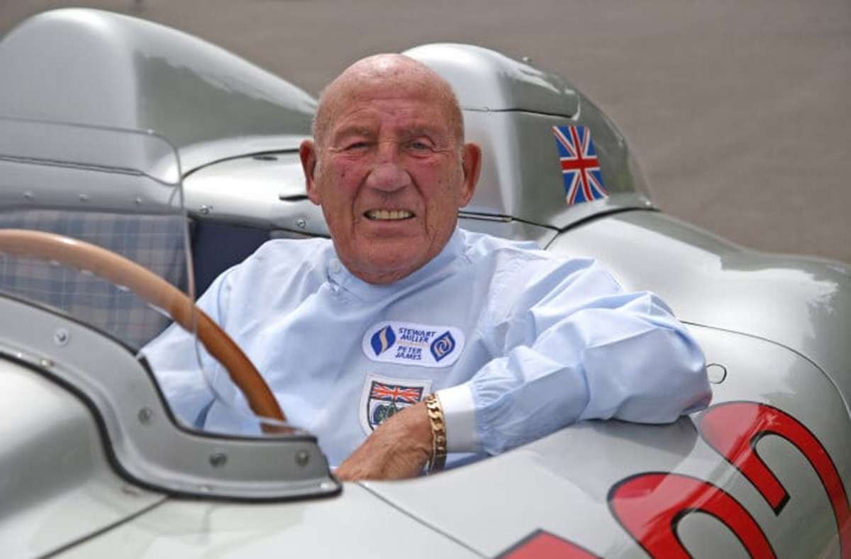 Benzin im Blut sein Leben lang: Sir Stirling Moss 2015 im Gewinnerfahrzeug von 1955 mit der Startnummer 722.