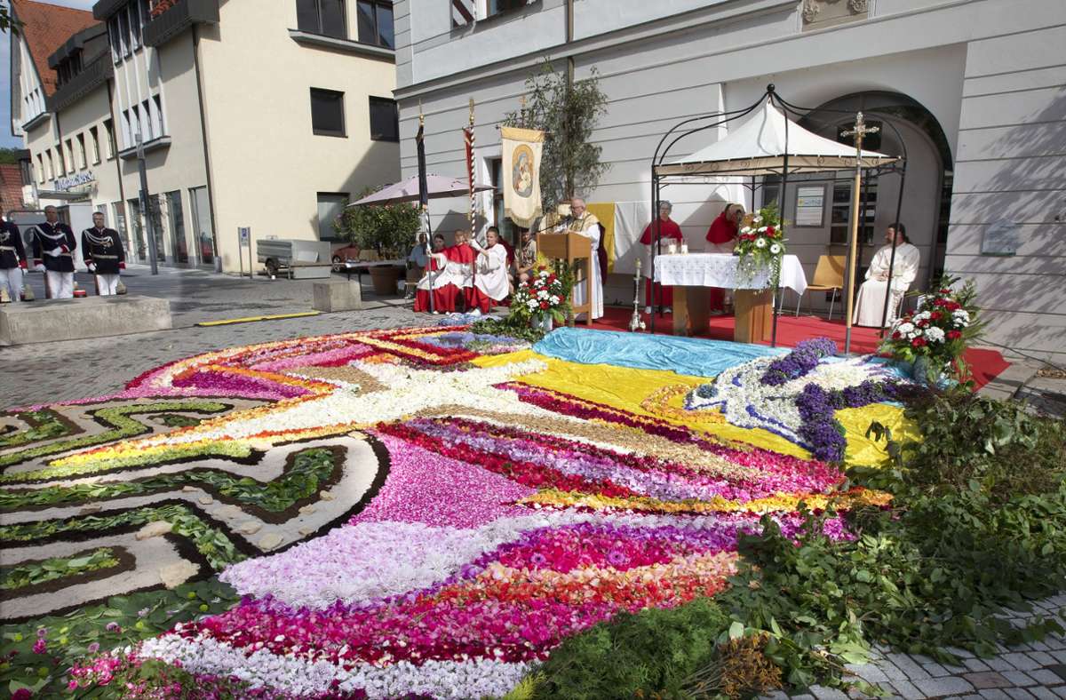 Der große Blumenteppich vor dem Rathaus hat besonders lang gebraucht.