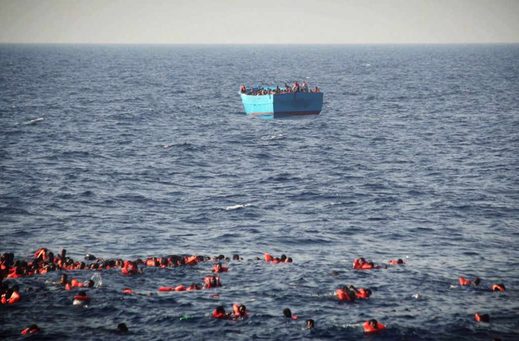 700 Tote: Im Meer zwischen der libyschen Küste und der italienischen Insel Lampedusa kentert in der Nacht vom 18. auf den 19. April 2015 ein Flüchtlingsboot mit Hunderten Menschen an Bord. Nur 28 Überlebende werden durch ein Handelsschiff gerettet. Die Zahl der Toten wird auf rund 700 geschätzt.