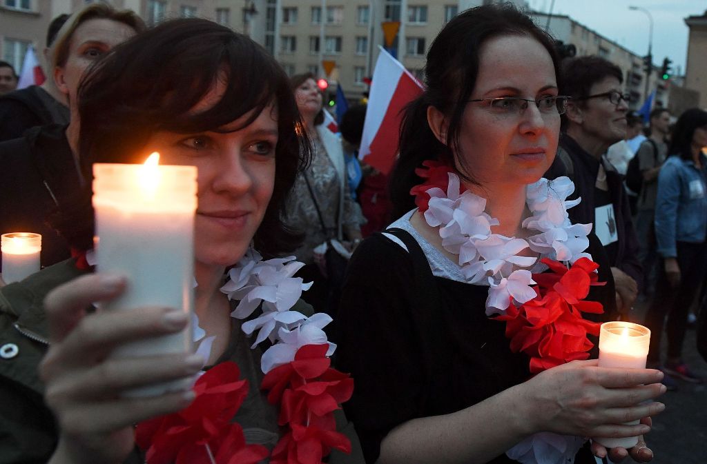 Die Demonstrationen in vielen Städten Polens dauern bis tief in die Nacht. Die Menschen wollen erst weichen, wenn der Umbau des Staates durch die Regierung gestoppt ist.
