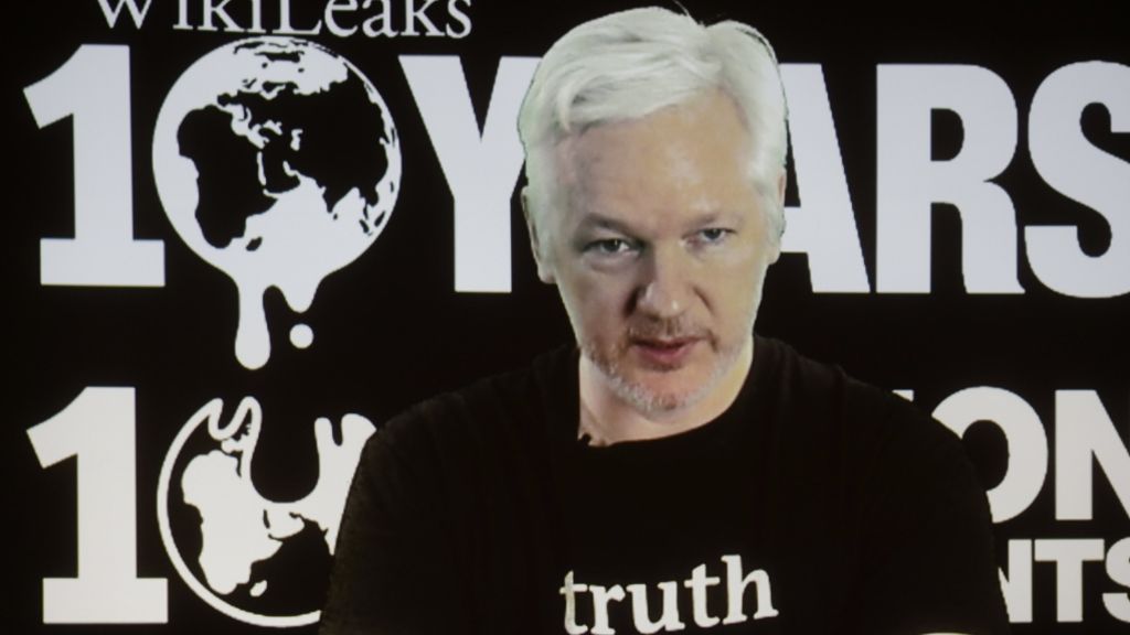  Die ecuadorianische Botschaft, in der Julian Assange seit vier Jahren lebt, hat dem Wikileaks-Gründer den Internetzugang gekappt. Bei der Enthüllungsplattform spekuliert man über einen Zusammenhang mit der Veröffentlichung von Mails aus dem Lager der US-Demokraten. 