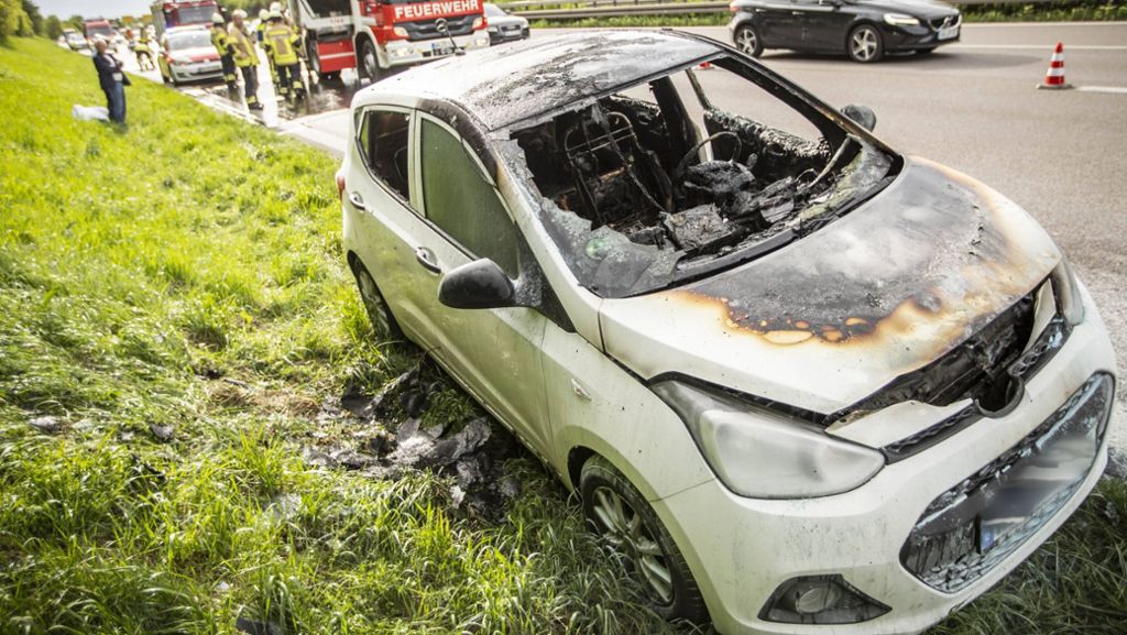 Behinderungen auf B 14 bei Waiblingen: Auto fängt Feuer – 71-Jähriger kann sich retten