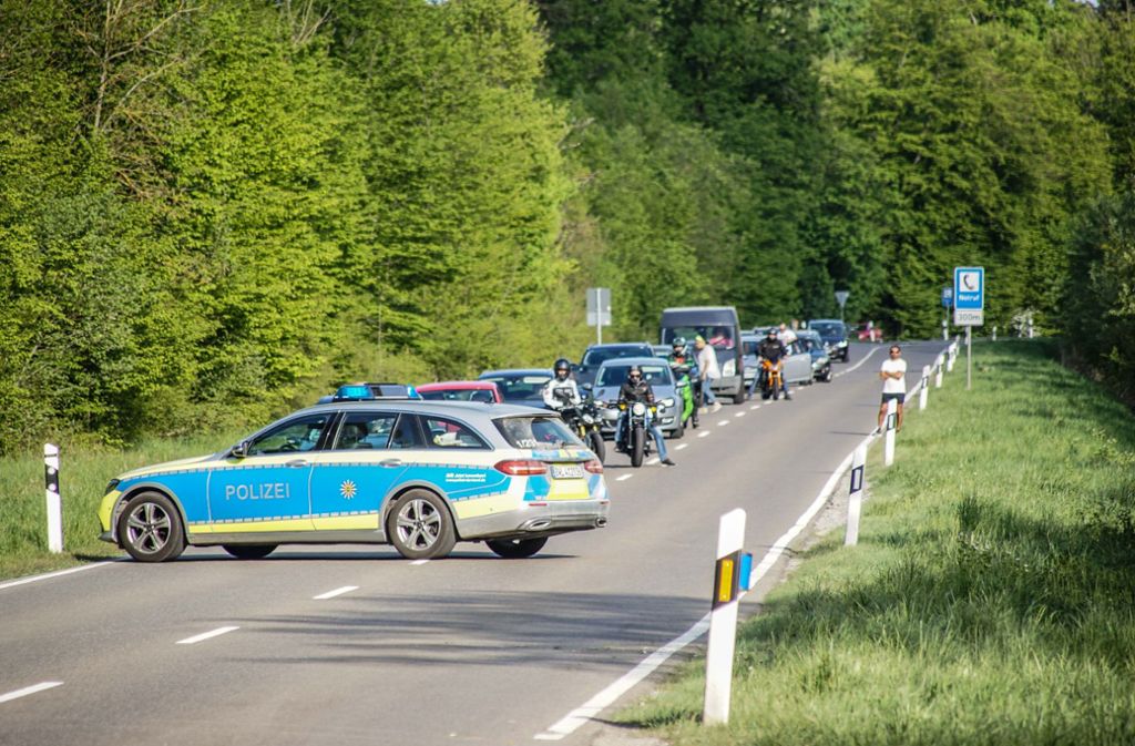 Infolge der Unfallaufnahme und Rettung war die Straße in Richtung Tübingen einseitig gesperrt.