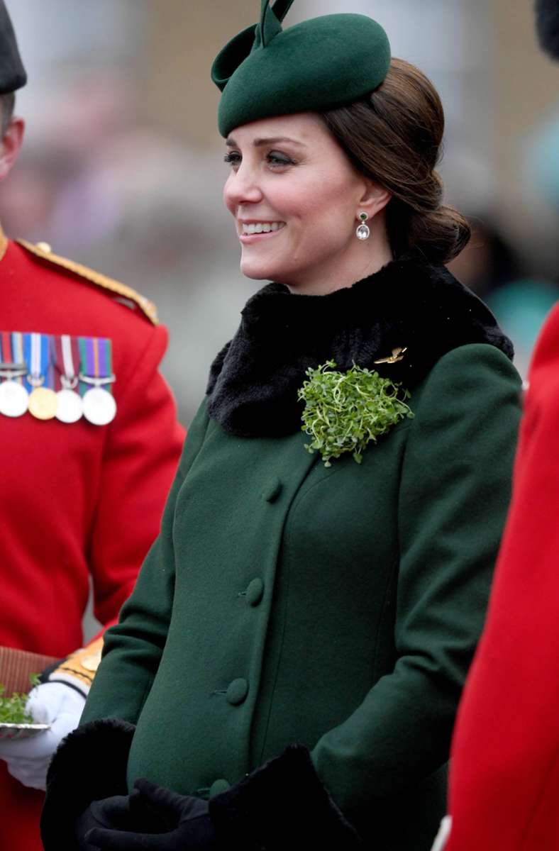 2018: St. Patrick’s Day bei den „Irish Guards“ – Herzogin Kate (ziemlich schwanger mit Prinz Louis) trägt einen Mantel von ihrem Lieblingslabel Catherine Walker.