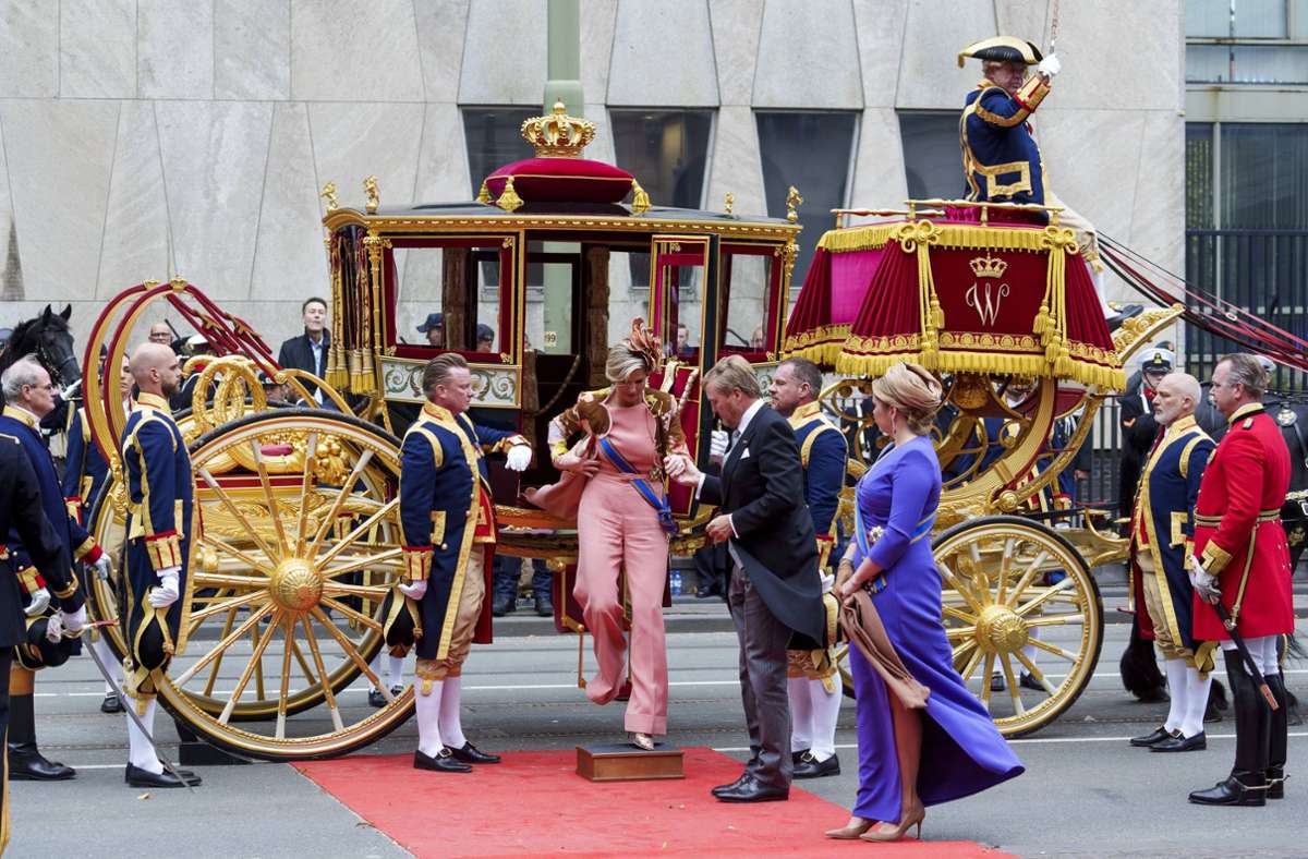 Lachsfarbener Overall statt langem Kleid: Máxima sieht auch in Hosen königlich elegant aus.