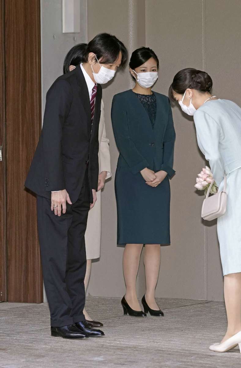 Eine formelle Verbeugung vor ihrem Vater, Prinz Akishino, ...
