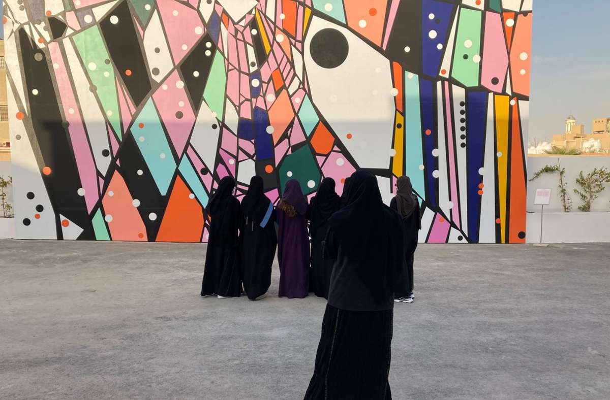 Frauen haben seit 2019 mehr Rechte und müssten sich auch nicht mehr komplett verschleiern. Viele aber tun das noch immer. Zumindest, wenn sie Bilder für soziale Netzwerke machen – wie diese Gruppe von Frauen bei der Biennale Riad.