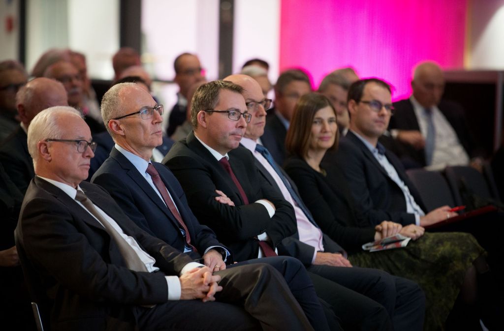 Von links: Richard Rebmann, Vorsitzender der Geschäftsführung der Südwestdeutschen Medienholding (SWMH), Herbert Dachs, Geschäftsführer Medienholding Süd GmbH und Alexander Paasch, Geschäftsführer SWMH, verfolgen die Diskussion.